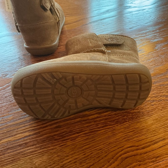 UGG Toddler Girl Keelan Boots in Chestnut sz 6 EUC - Picture 7 of 10